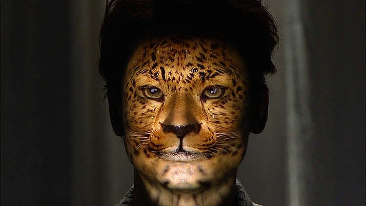 日本炫酷3D投影模特妝容科幻變化展示{my:seotitle}